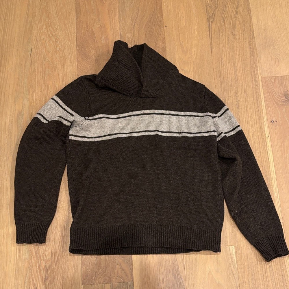 Uniqlo Men's Turtleneck Sweater in Black and Gray
